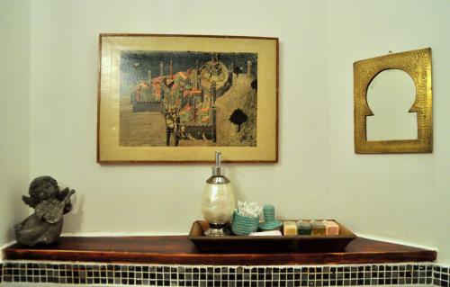 热那亚Ipazia House的墙上一张桌子