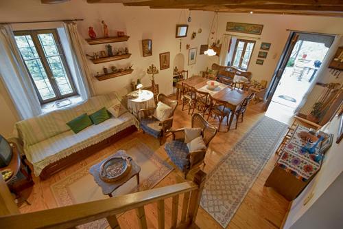 马克里尼撒Archondiko Zafeiridi的享有客厅和用餐室的顶部景致