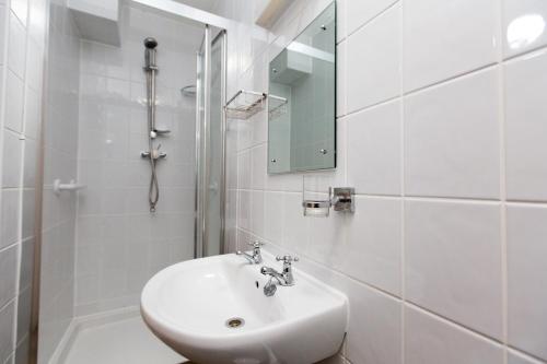 索利赫尔站前酒店的白色的浴室设有水槽和淋浴。