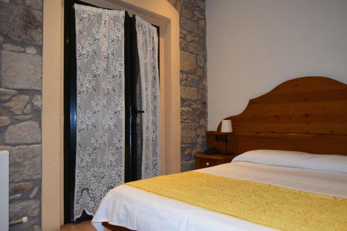 赫罗纳历史公寓酒店的一间卧室配有一张床和一个窗户,可避免噪音