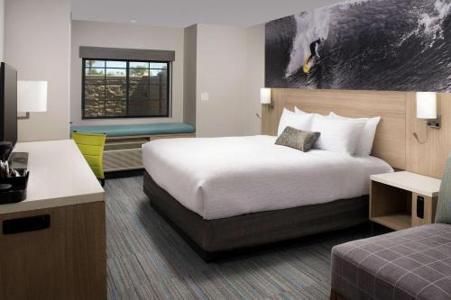 南帕诸岛海滨贝斯特韦斯特酒店的一间设有大床和窗户的酒店客房
