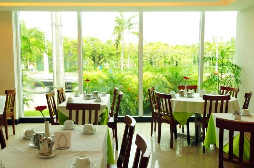 里约热内卢美洲海鸥酒店的餐厅设有桌椅和大窗户。