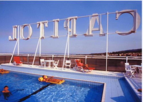 基安奇安诺泰尔梅国会大厦G.酒店的游轮顶部的游泳池
