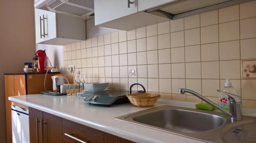 奥普尔Studia Pasieka的厨房配有水槽和台面