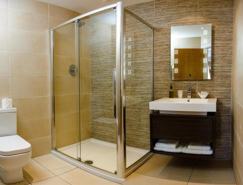 邓弗姆林亚当森酒店的带淋浴和盥洗盆的浴室
