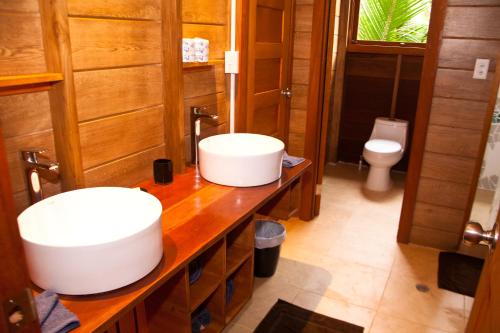 博卡斯德尔托罗Residencia Natural的一间带两个盥洗盆和卫生间的浴室