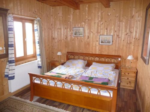 SzalafőNaturpark Ferienhaus的一间卧室配有一张木墙床