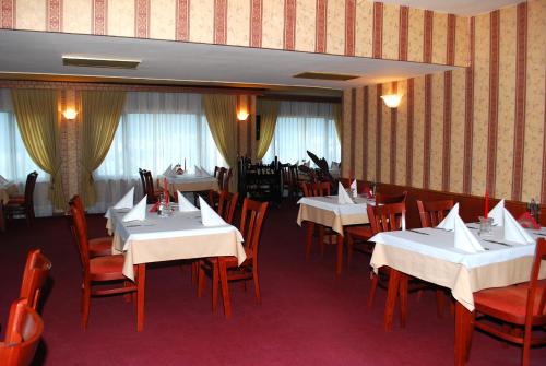 丘斯滕迪尔Hotel Velbazhd的用餐室配有白色的桌子和红色的椅子