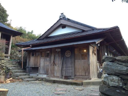 Otoyocho米奇素纪山居度假屋的一座带大门的小木房子