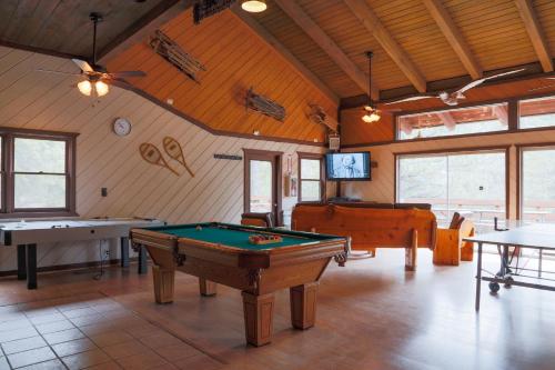 爱德怀Idyllwild Camping Resort Wheelchair Accessible Cottage的客房设有台球桌和电视。