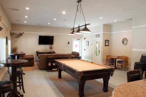 SwaintonSea Pines Park Model 1的客厅配有台球桌
