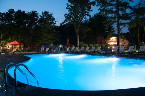SwaintonSea Pines Park Model 1的夜间带蓝色灯光的大型游泳池