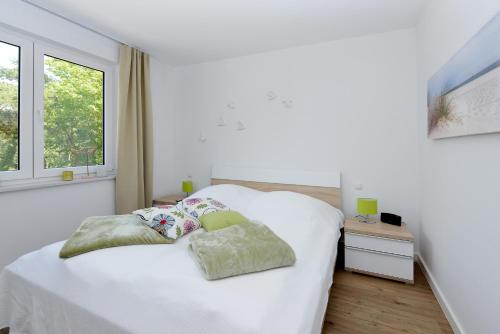 朱列斯拉赫Ferienwohnung Sonnensegler的卧室配有白色的床和两个枕头
