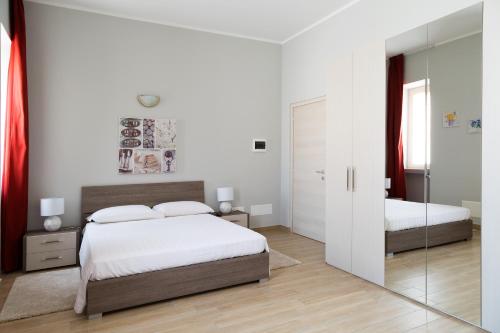 索马伦巴多维斯康提纳酒店的一间卧室配有两张床和镜子