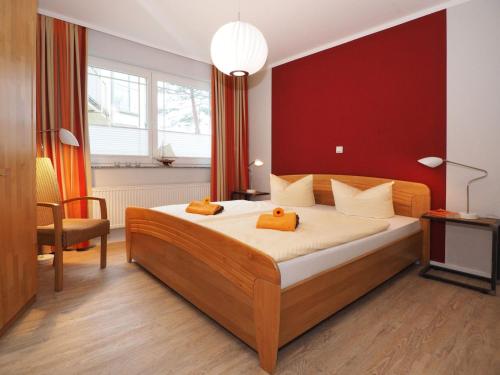 黑灵斯多夫Ferienwohnung - Strandoase的一间卧室配有带橙色毛巾的床