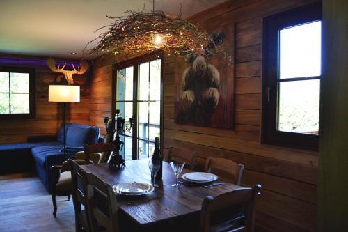 比林根Chalet Le Forestier的一间带木桌和椅子的用餐室