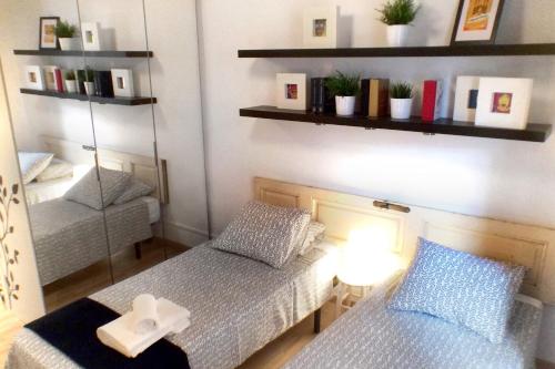 巴塞罗那托尔提拉格拉西亚公寓的小房间设有两张床和镜子