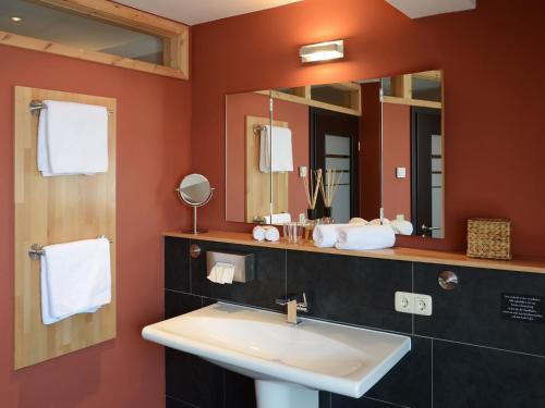 马尔肖罗森杜密兹酒店的一间带水槽和镜子的浴室