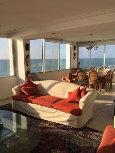 累西腓Extraordinary Seafront Apartment的一间卧室设有一张大床,享有海景