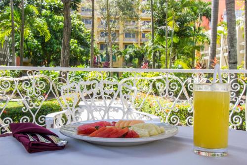 坦皮科波萨达德坦皮科酒店的桌上的水果盘,加上一杯橙汁
