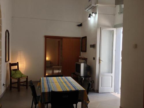 滨海波利尼亚诺Dimora Tarantini的客厅配有桌子和电视