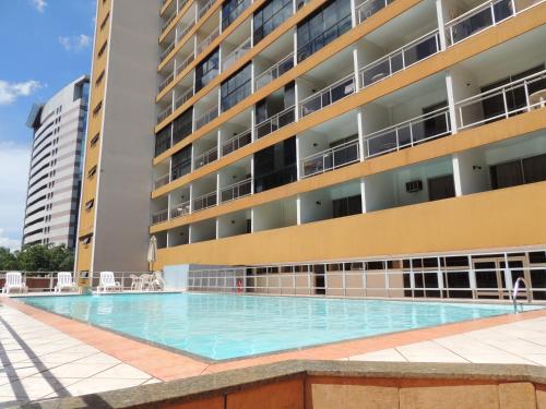 巴西利亚巴西利亚阿帕特酒店的一座大楼前空的游泳池