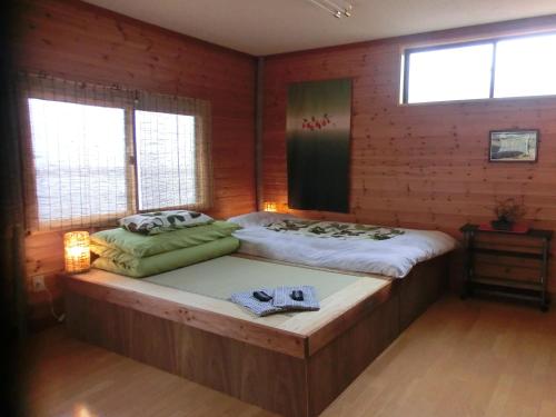 Takayama Ninja House客房内的一张或多张床位