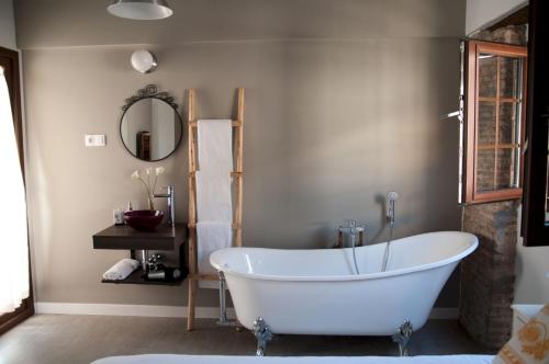 马拉加帕提奥阿兰斯公寓的浴室设有白色浴缸及镜子