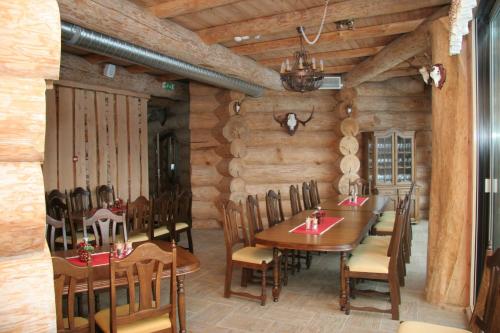 Soontaga格利特汽车旅馆的用餐室设有木墙和桌椅