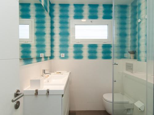 圣阿古斯丁Apartment Las Burras Aquarius09的一间带水槽、卫生间和淋浴的浴室