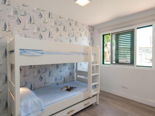 圣阿古斯丁Apartment Las Burras Aquarius09的一间卧室配有两张双层床。