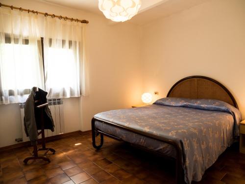 波里奥特米卡萨瓦坎兹博里奥公寓的一间卧室配有一张床和一个吊灯
