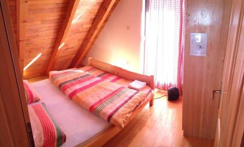 库普雷斯Planinska kuća Kupres的卧室配有一张床