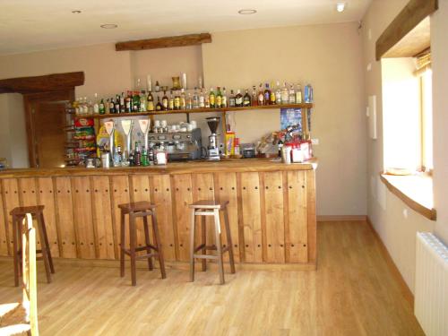 拉瓦纳尔德尔卡米诺La Candela的一间酒吧,房间设有两张凳子