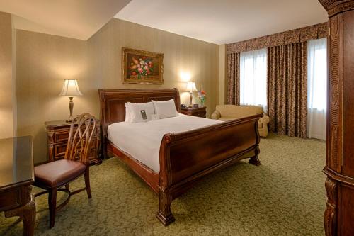 约翰逊城Carnegie Hotel & Spa的一间卧室,卧室内配有一张床和一把椅子