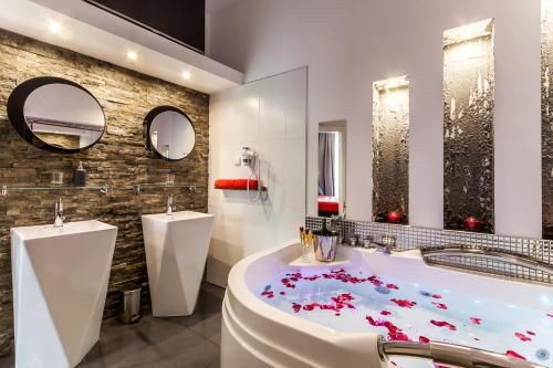 科莫罗夫斯基豪华客房酒店的一间浴室