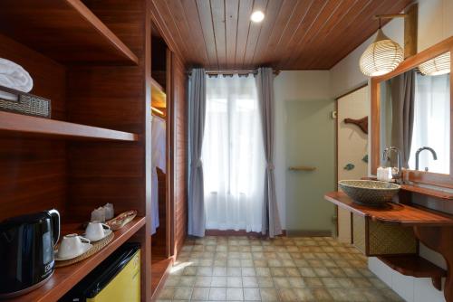 通奈潘海滩平产帕岸岛海滨度假村的厨房设有水槽和窗户。