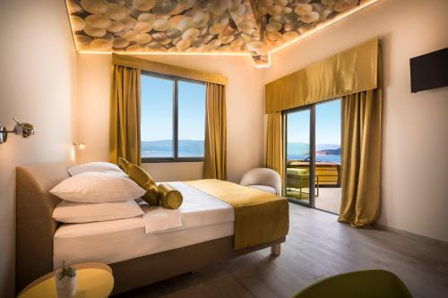 瓦比尼科沃诺特哥斯泊佳酒店的一间卧室设有一张床和一个大窗户