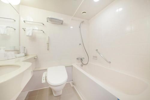 佐世保佐世保奎因特萨酒店的白色的浴室设有卫生间和水槽。