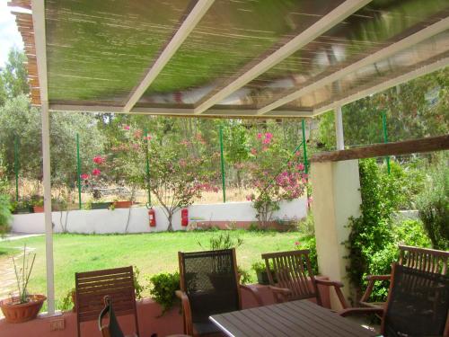 特乌拉达B&B Su Tostainu的一个带桌椅的庭院和一个花园