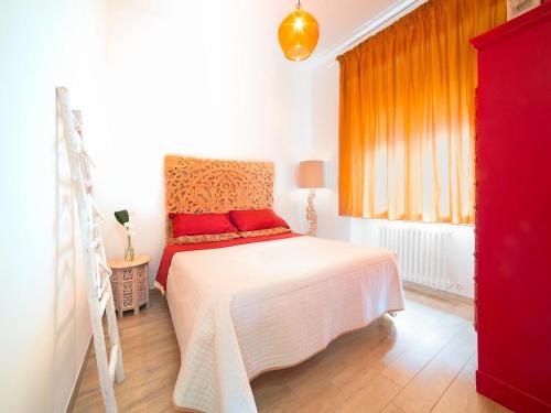 雷卡纳蒂港Festina Lente B&B的卧室配有带红色枕头的白色床
