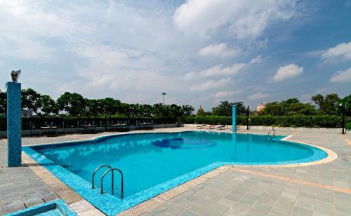 勒克瑙克拉克斯阿瓦德酒店的蓝色海水大型游泳池