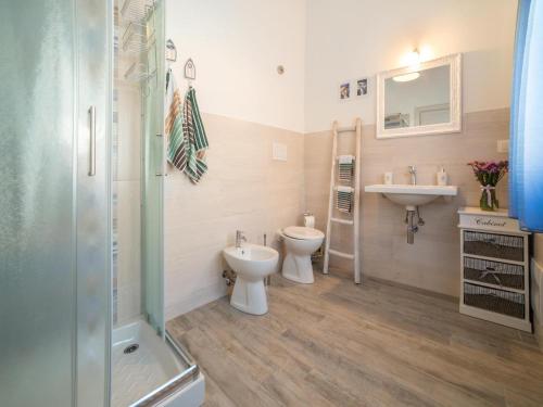 雷卡纳蒂港Festina Lente B&B的浴室配有卫生间、盥洗盆和淋浴。
