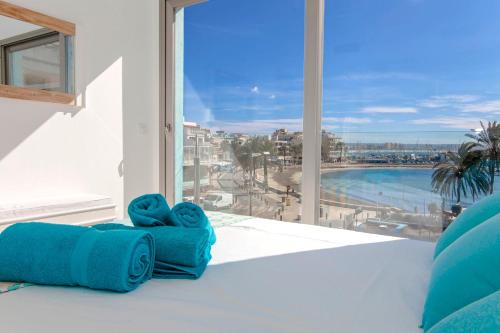 坎帕斯蒂利亚Apartments Beach 4U - Can Pastilla的客房设有大窗户,享有游泳池的景色