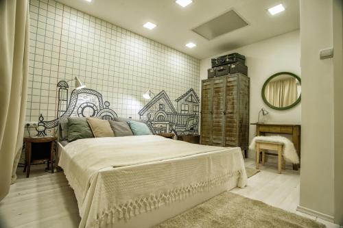 布达佩斯Apartment near the Great Synagogue with FREE GARAGE的一间卧室设有一张床和瓷砖墙