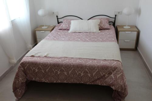 拉马他Bungalow Torremata Ref 3778的一间卧室配有一张带2个床头柜的大床