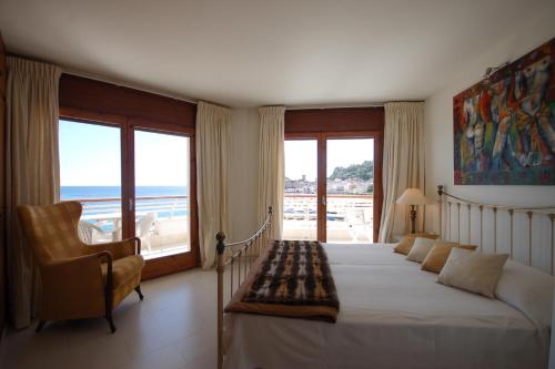 滨海托萨Lets Holidays Tossa de Mar Beach Apartment的一间卧室配有一张床,享有海景