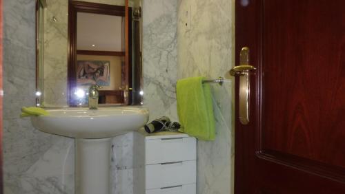 多列毛利诺斯La Nogalera 7的一间带水槽和镜子的浴室