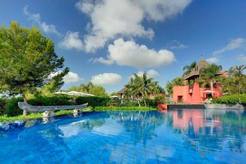 菲内斯特拉特亚洲花园酒店及泰国水疗中心 - 皇家隐居酒店的度假村前的游泳池
