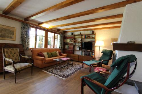 代堡Le Stöckli的客厅配有沙发和椅子